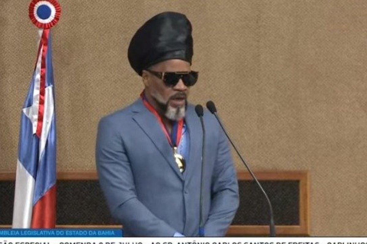 Alba homenageia Carlinhos Brown com medalha 2 de Julho por reconhecimento ao artista