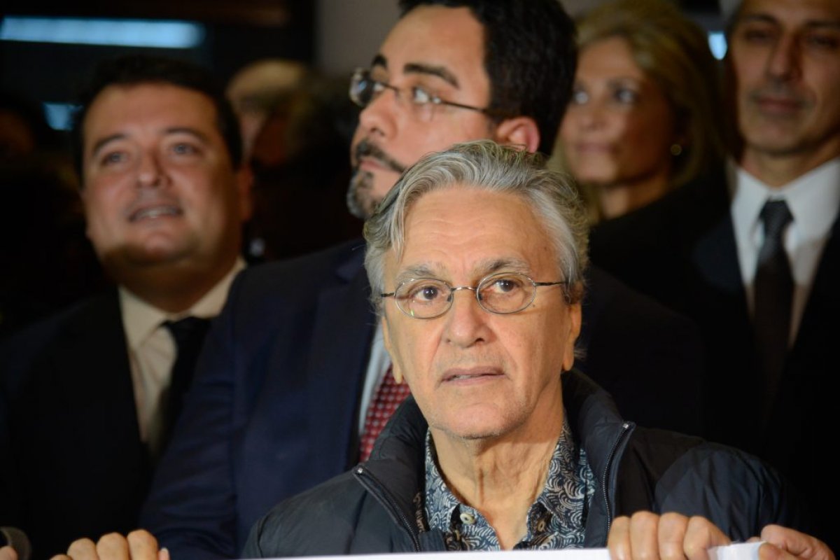 Caetano Veloso cobra dívida de R$ 2,8 milhões de Olavo de Carvalho