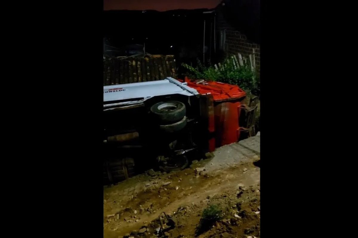 Acidente em Mutuípe: Caminhão do lixo tomba após calçamento ceder durante desvio