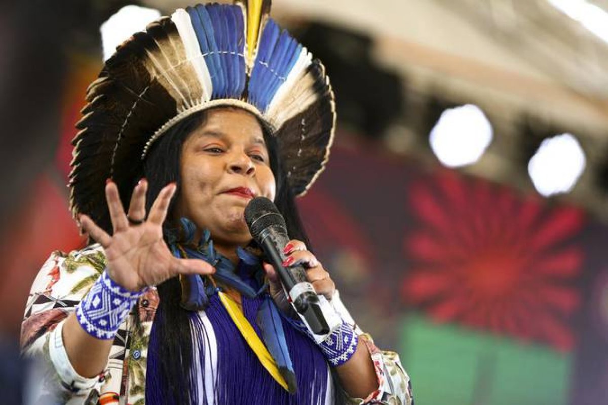 Senador pede convocação de Sônia Guajajara para esclarecer acusações de incentivo ao garimpo ilegal em terras ianomâmis