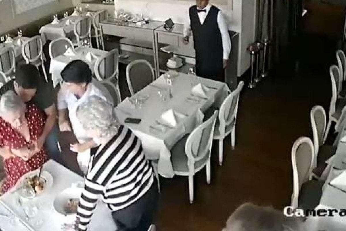Vídeo: ex-ministro de Bolsonaro salva idosa que se engasgou em restaurante de Salvador
