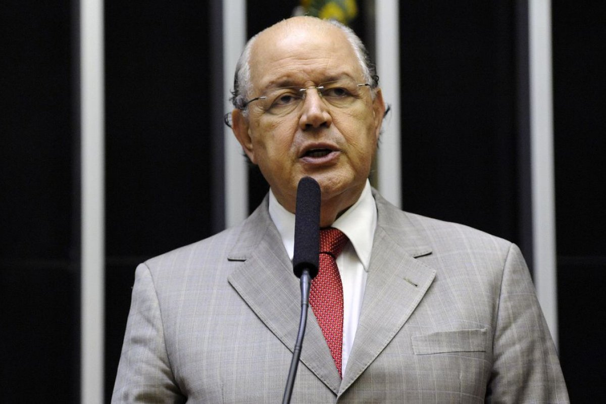 Vídeo: Suplente de Deltan toma posse na Câmara como deputado federal