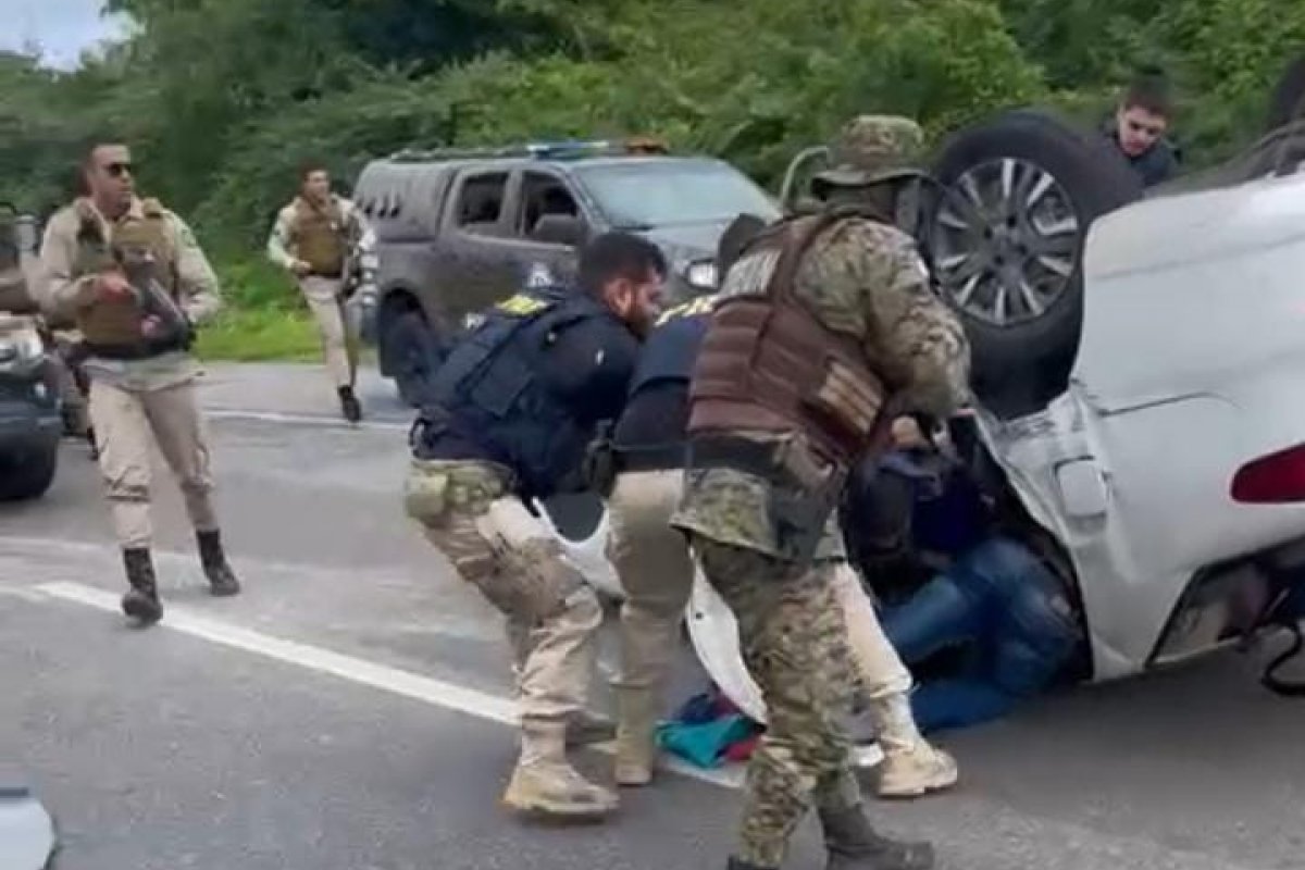 Vídeo: PM e PRF interrompem sequestro de casal em São Gonçalo dos Campos 