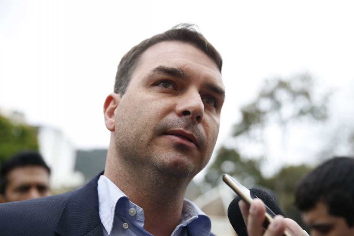 Conselho de Ética adia análise de ação contra Flávio por suposta ligação com milícia