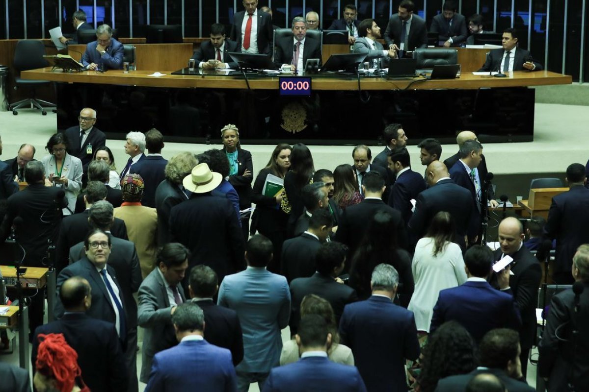 Câmara cria comissão para discutir PEC que pune os partidos que não cumprem cota de mulheres e negros