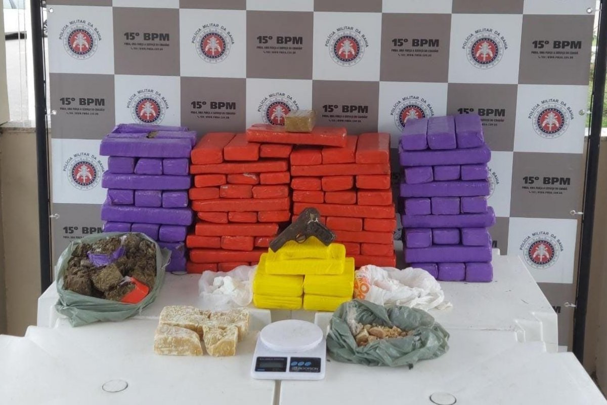 Polícia Militar apreende 124 tabletes de maconha e pasta base de cocaína em Itabuna
