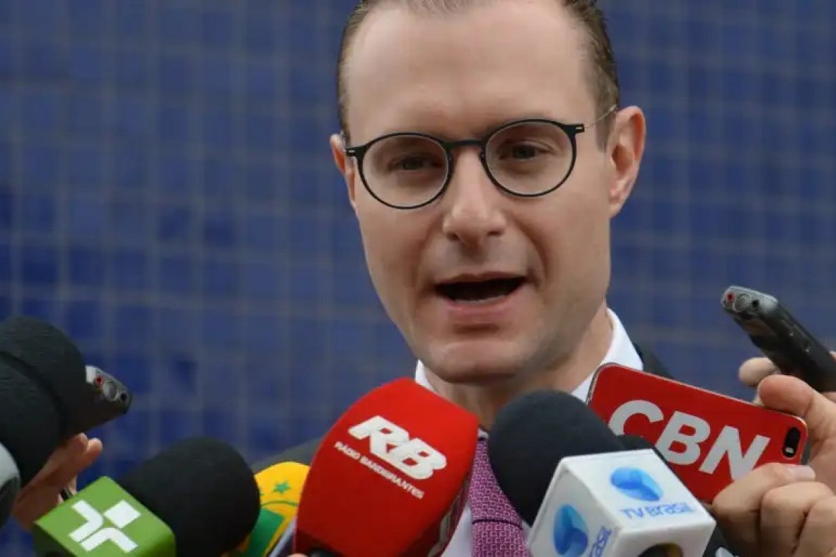 Cristiano Zanin busca apoio da bancada evangélica para sabatina no STF