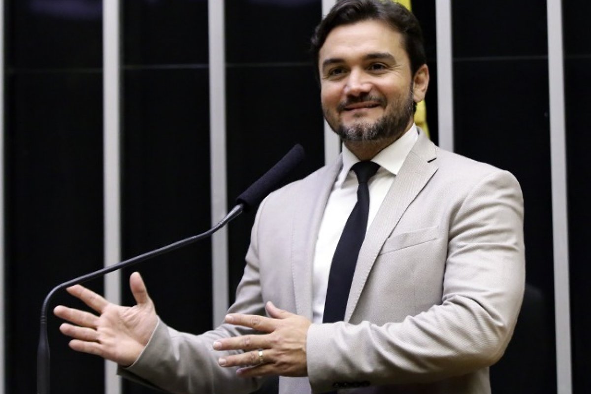 Deputado cotado para Ministério do Turismo tinha medida protetiva contra ex