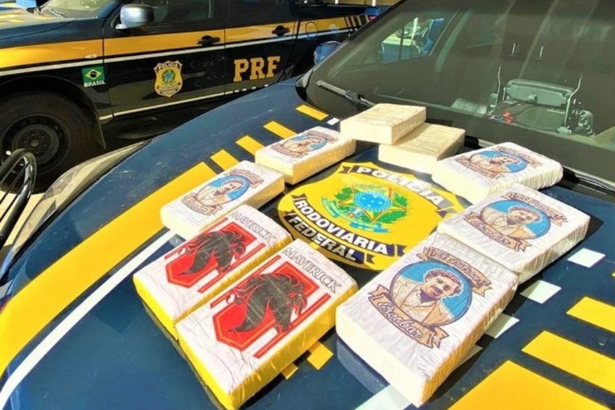 Pacotes de cocaína são encontrados na Bahia com imagem do traficante colombiano Pablo Escobar