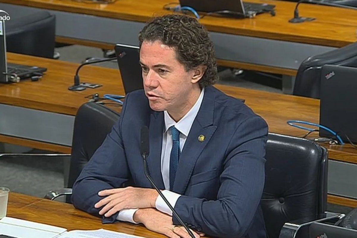 Veneziano lê parecer sobre indicação de Zanin ao STF e abre caminho para sabatina no CCJ