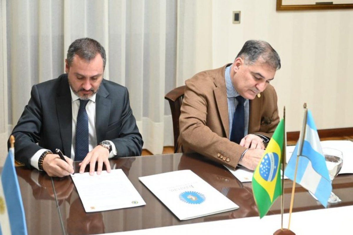 Policiais federais do Brasil e Argentina firmam tratado de cooperação internacional