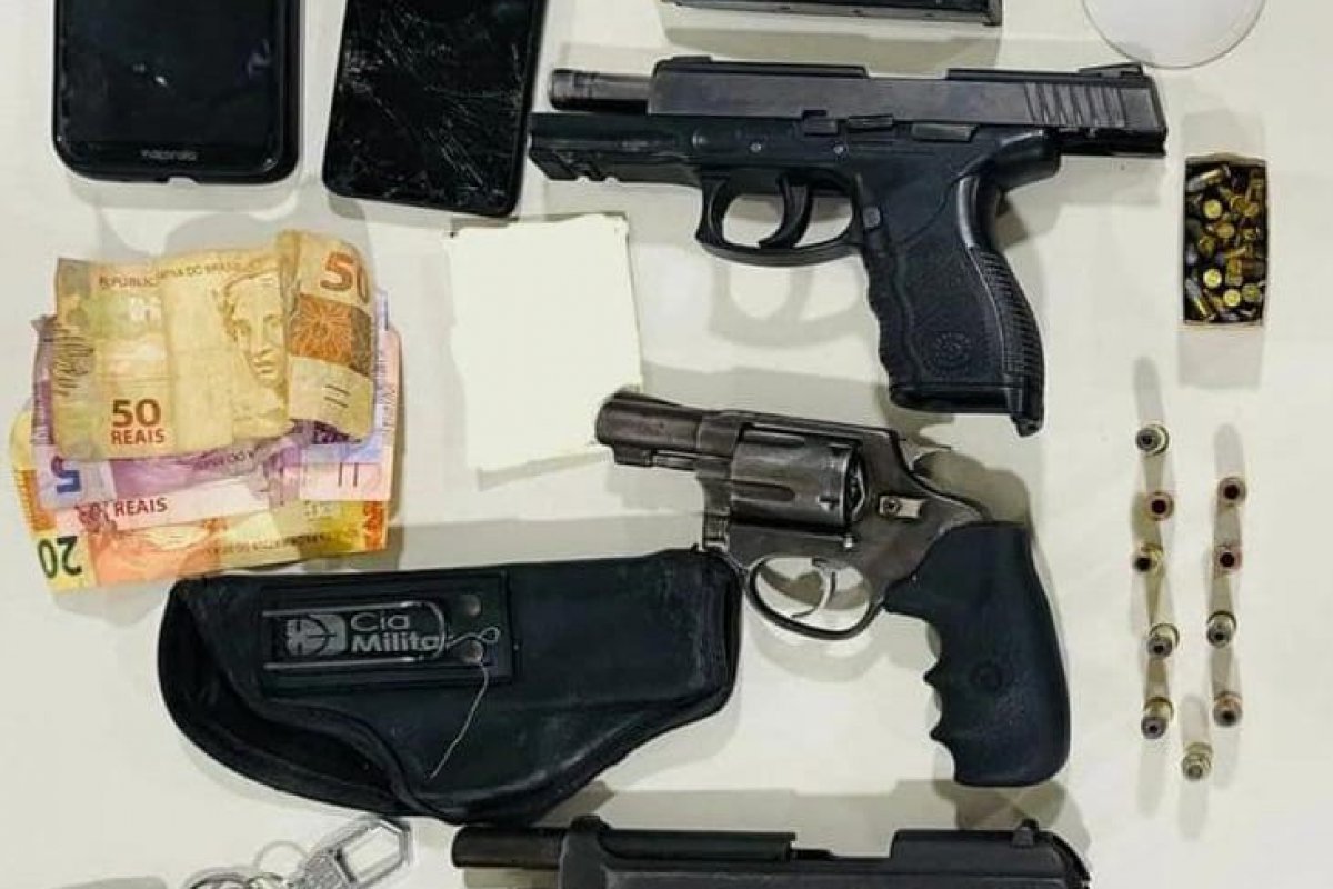 Casal é preso em Camaçari com um revólver e duas pistolas