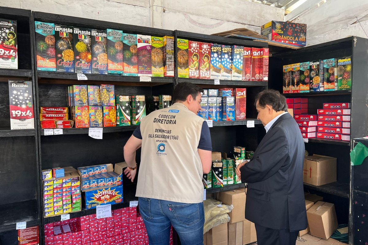 Operação combate revenda irregular de fogos de artifícios em Salvador