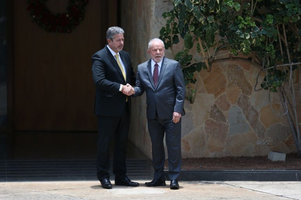 Lira se reúne com Lula no Planalto para discutir sobre a reforma tributária