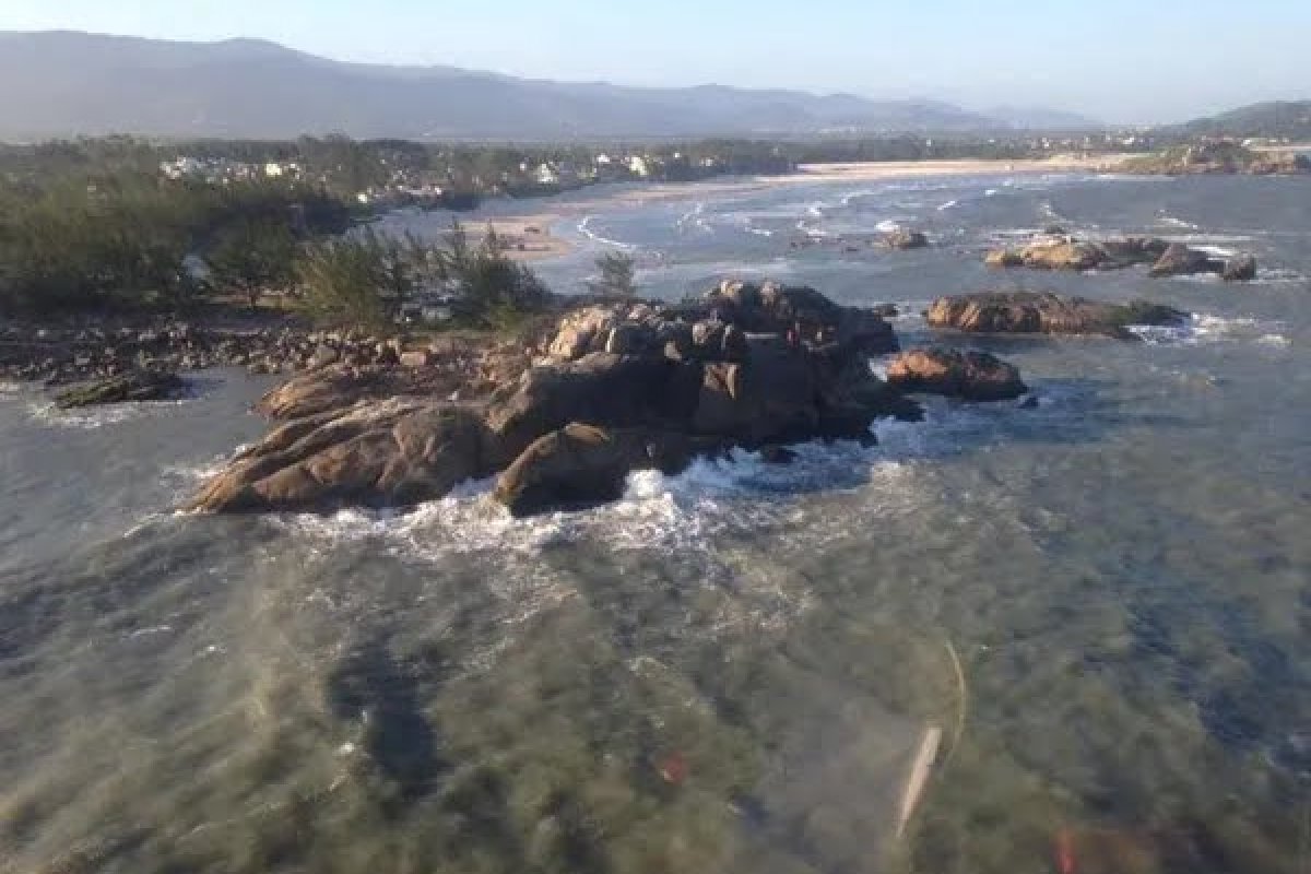Barco pesqueiro naufraga com 12 pessoas no litoral sul de Santa Catarina