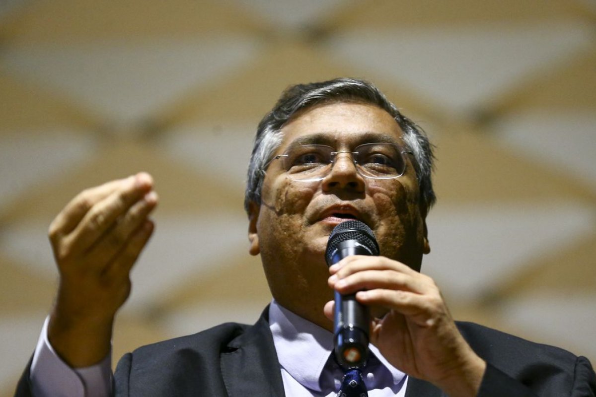 Dino afirma que pessoas por trás de atentados golpistas são 'tomadas por transe satânico'