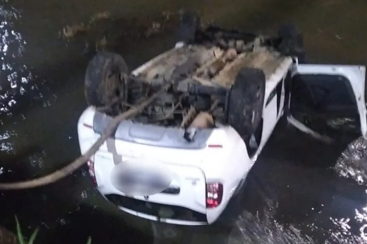 Motorista fica ferido após carro cair em vala em Salvador
