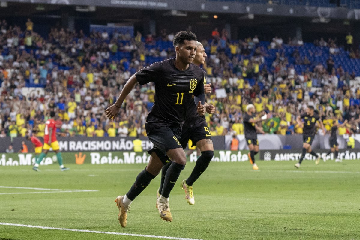Brasil goleia Guiné em amistoso do combate ao racismo