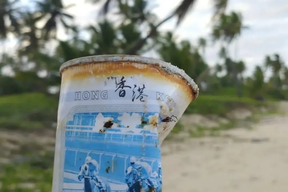 Mais de 200 embalagens de lixo internacional são recolhidas em praia na Bahia