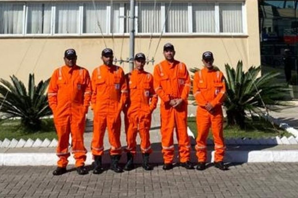 Tripulantes resgatados após naufrágio de barco chegam em terra em SC