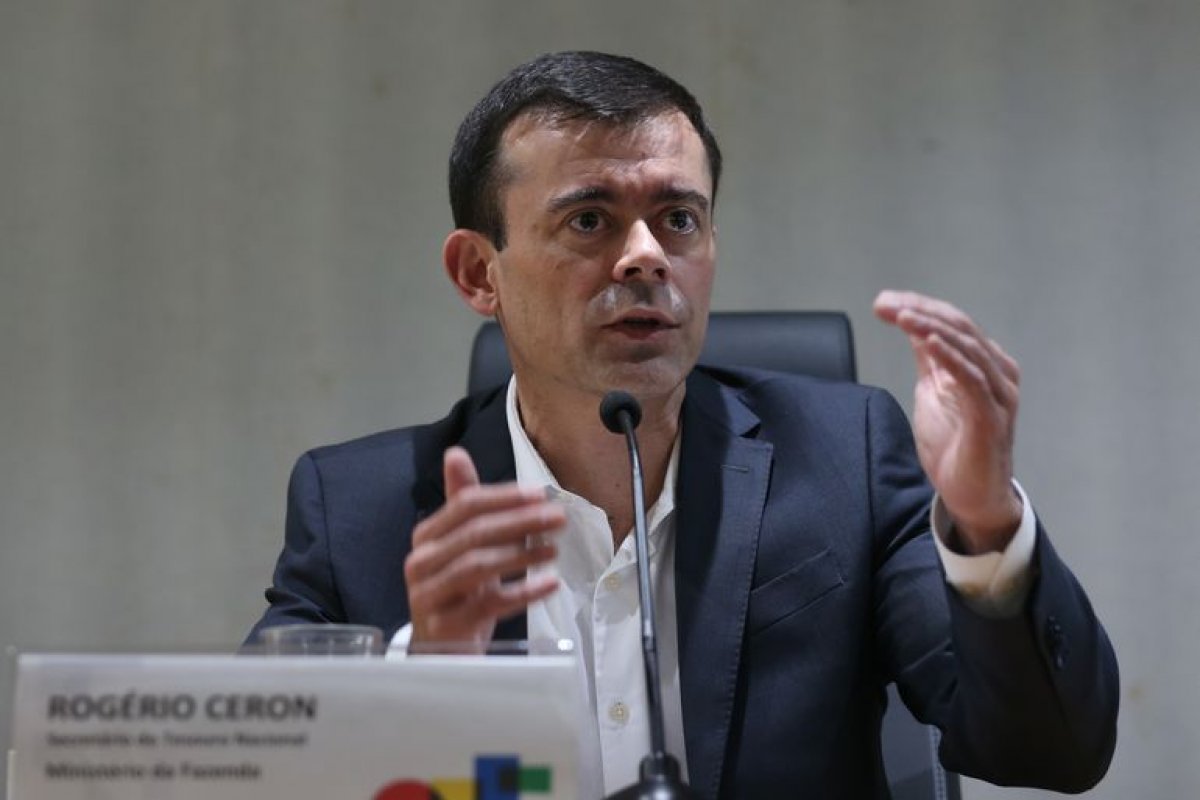 Secretário do Tesouro afirma que governo vai discutir correção de pisos para gastos com saúde e educação