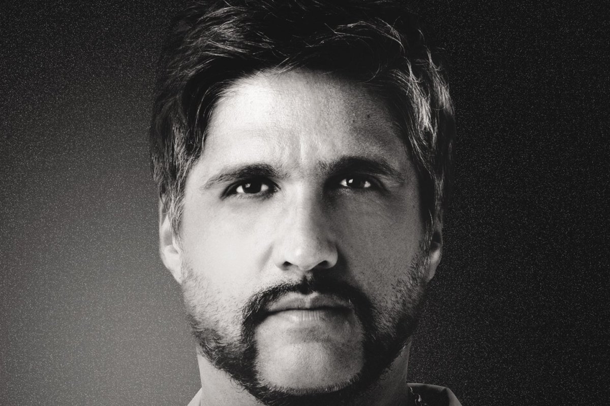 Cantor Leo Chaves lança livro com suas metodologias para o sucesso