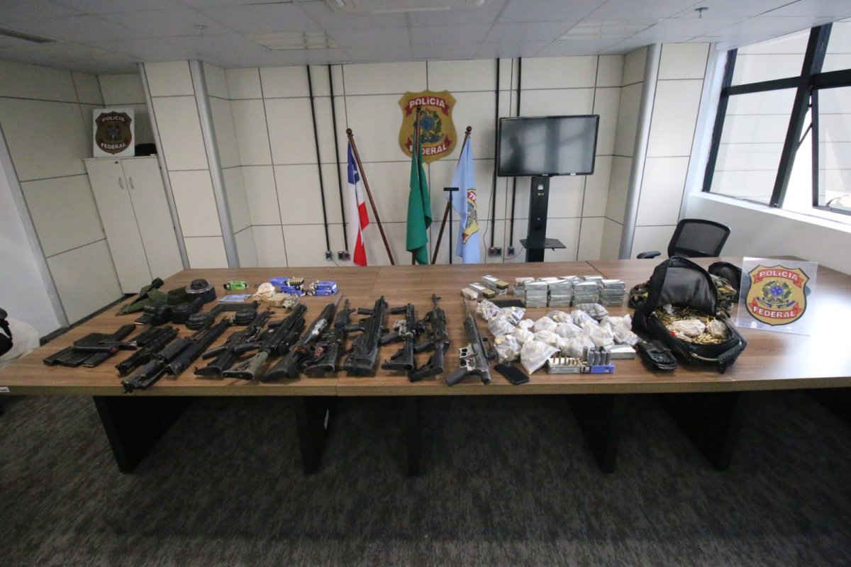Operação policial na Bahia desarticula facção criminosa e apreende arsenal recorde de fuzis