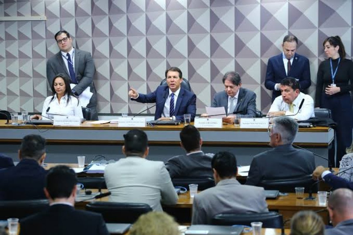 Impasse na CPI: Convocação de Anderson Torres e Mauro Cid enfrenta atrasos