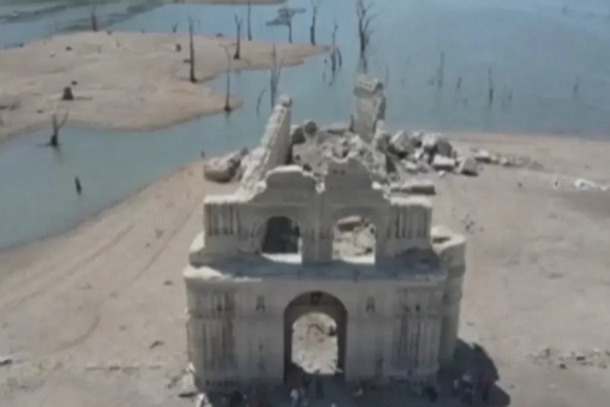 Falta de chuvas faz igreja submersa no México ficar exposta pela primeira vez em séculos