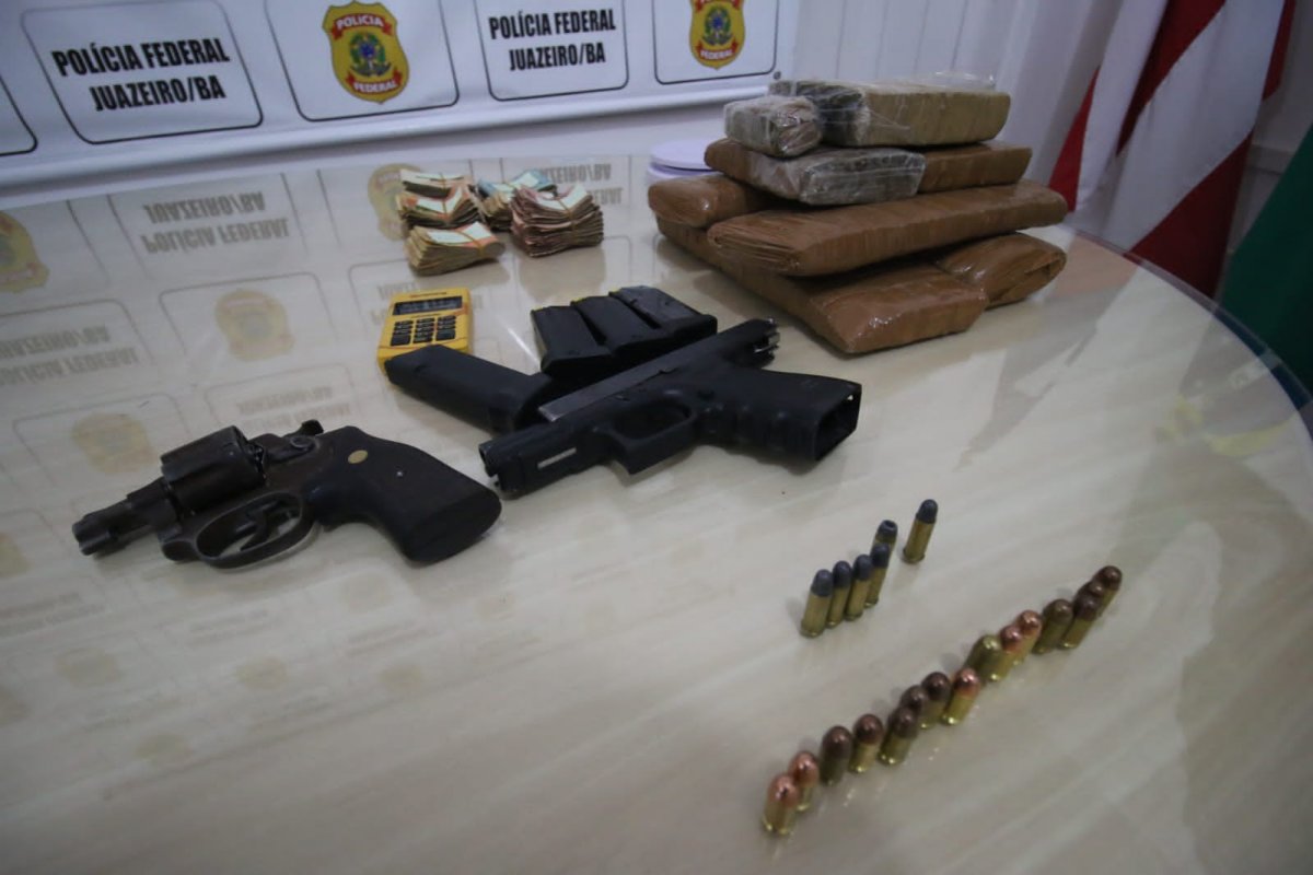 Operação Astreia resulta em 13 prisões e apreensões de armas, drogas e objetos de luxo