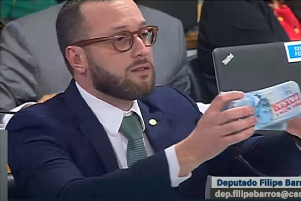 Vídeo: deputado exibe cédulas falsas com imagem de Lula durante CPI do 8 de janeiro