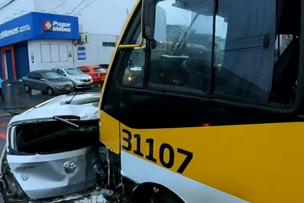 Batida entre micro-ônibus e carro deixa 2 feridos no Caminho de Areia