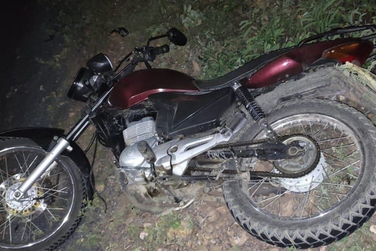 Motociclista morre após atropelar onça e ser atingido por caminhão na BA-160