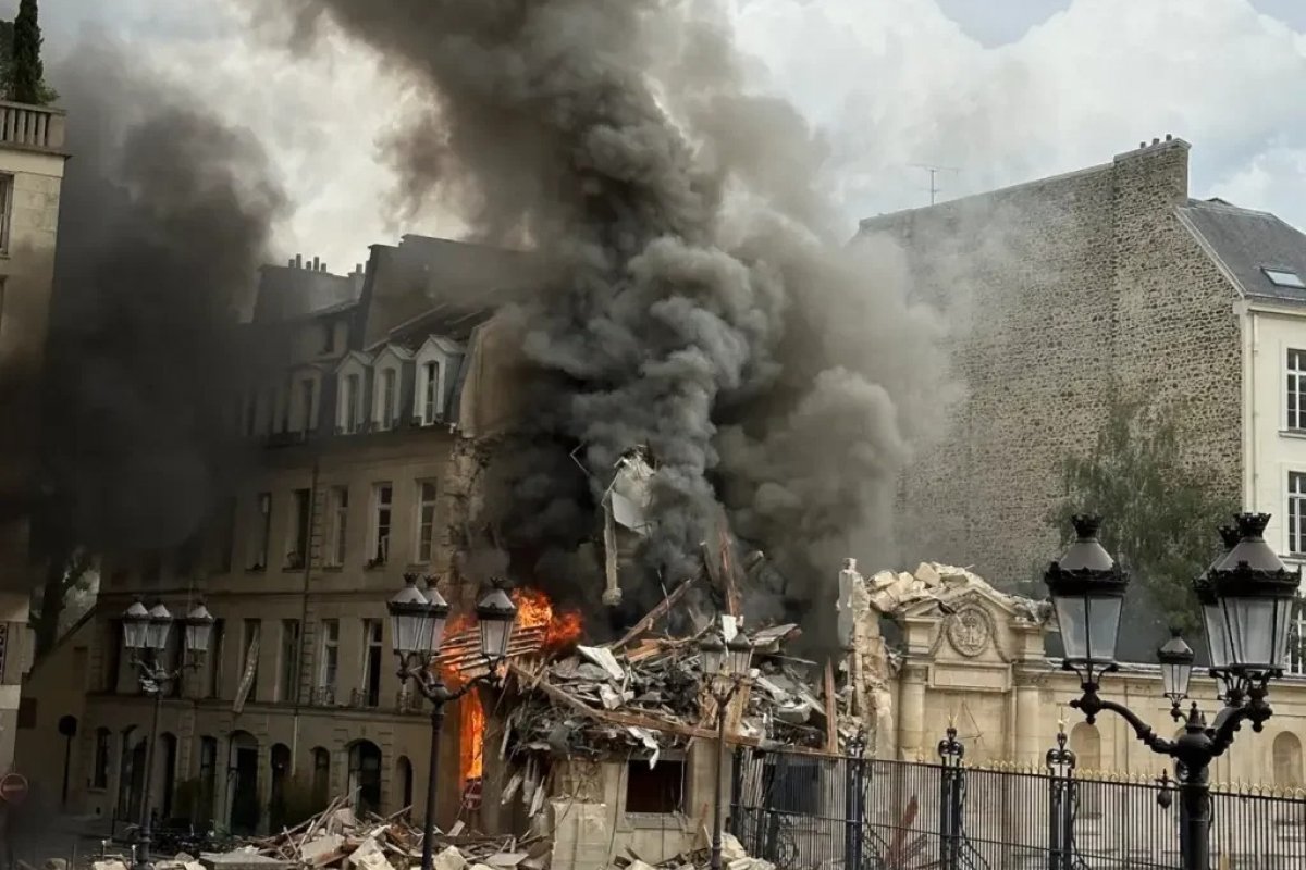 Vídeo: explosão de gás causa incêndio em edifício no centro de Paris