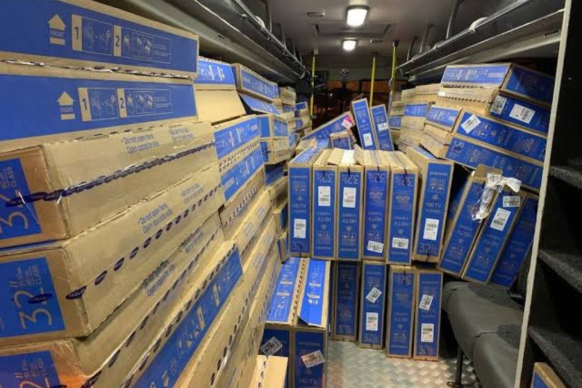 Carga de televisores avaliada em mais de R$ 300 mil é recuperada após roubo em Salvador