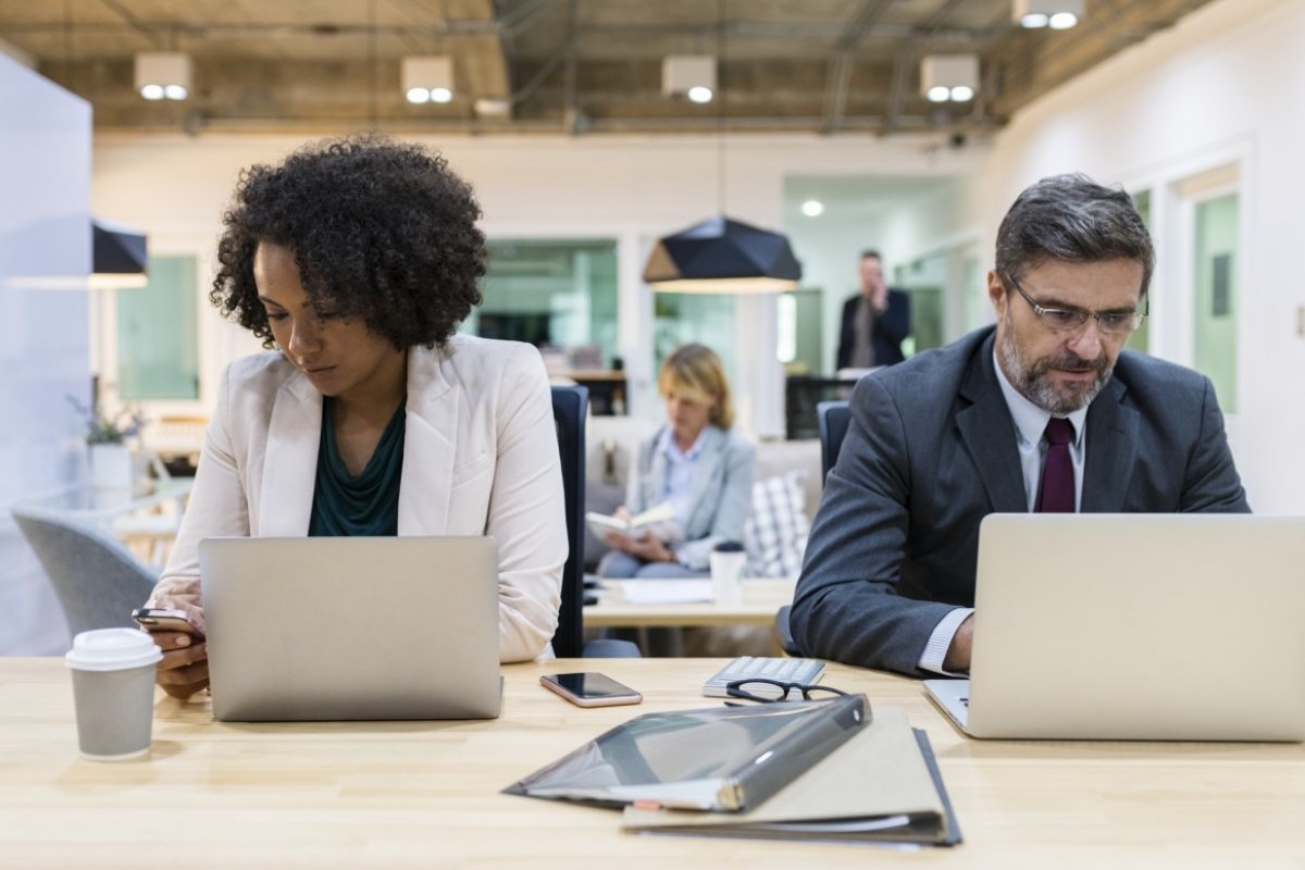 Homens lideram contratações e recebem salários mais altos que mulheres, diz pesquisa