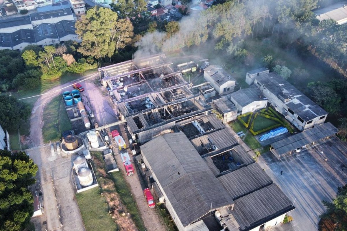 Explosão em empresa de resina em Várzea Paulista deixa várias pessoas feridas e danos significativos