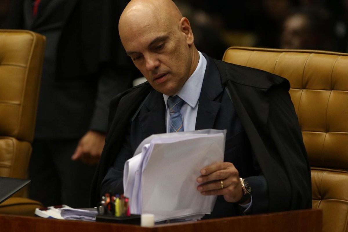 Moraes suspende julgamento que pode tornar Bolsonaro inelegível
