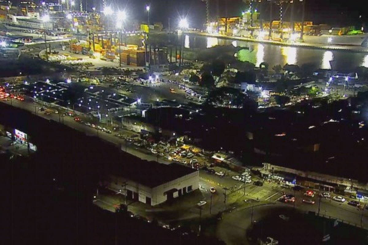 BR-324 registra longo engarrafamento na noite desta quinta-feira (22)