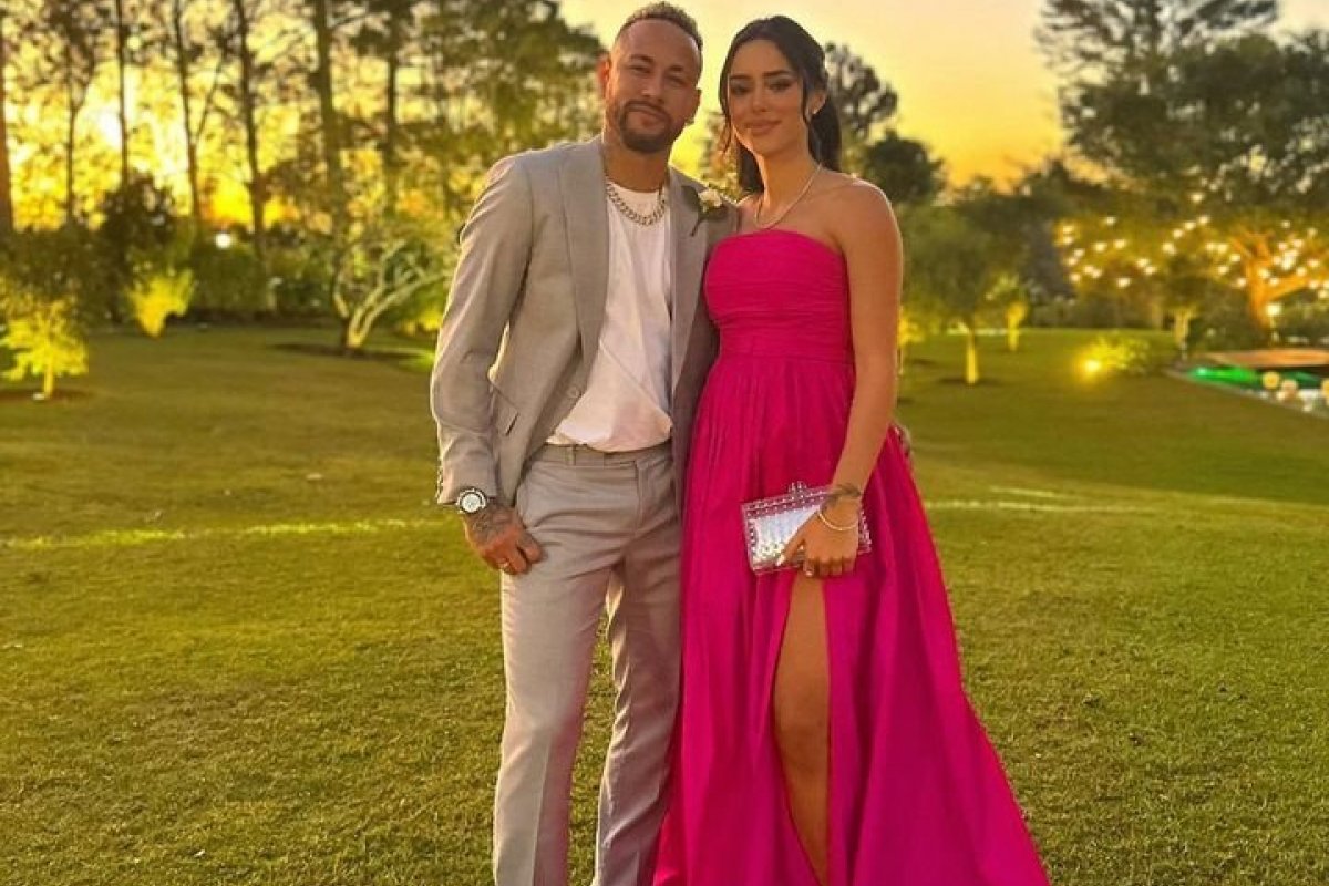 Neymar surge com a noiva e o filho Davi Lucca no leilão do Instituto que leva o seu nome!