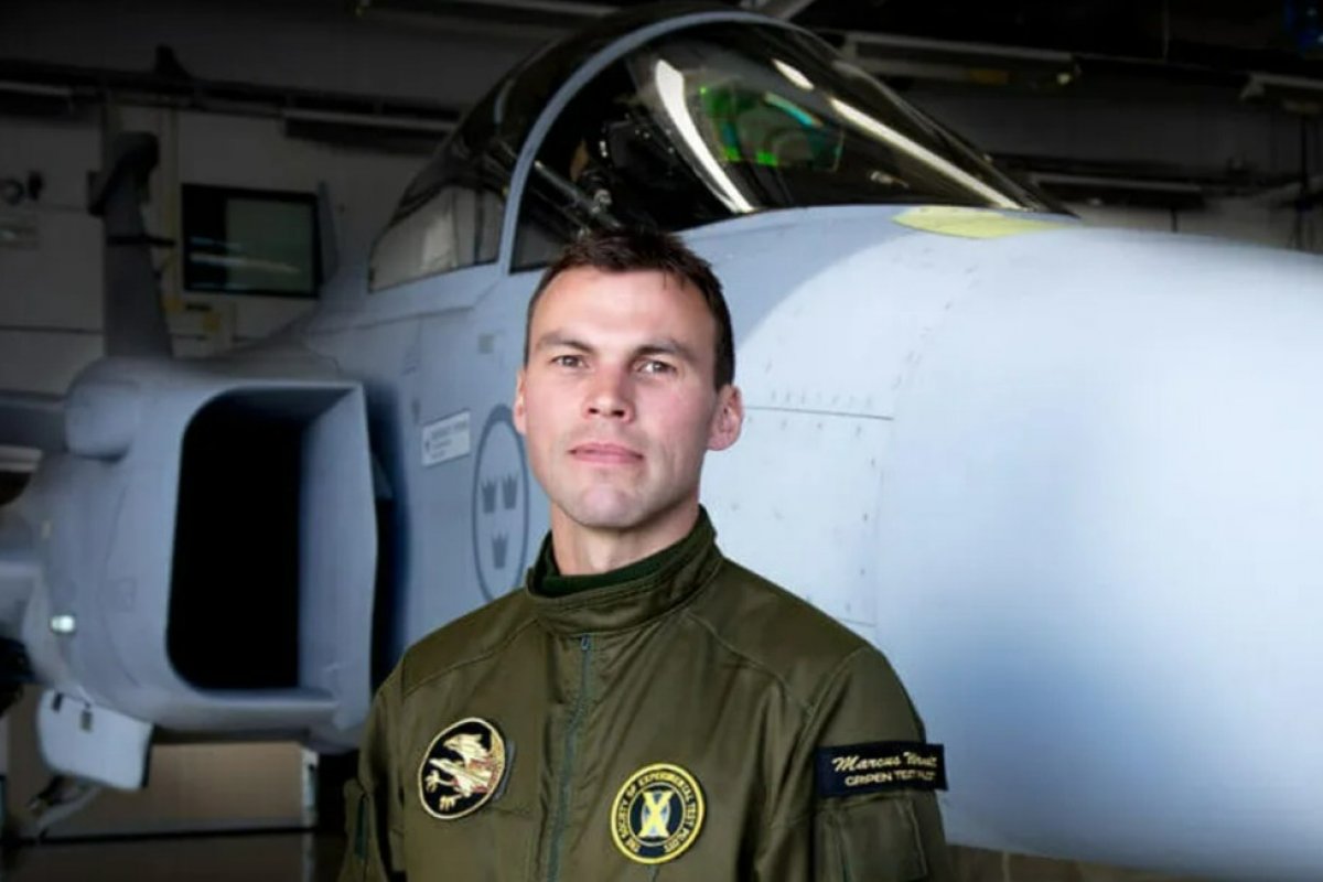 Piloto responsável pelo primeiro voo do caça da FAB vai ao espaço como astronauta