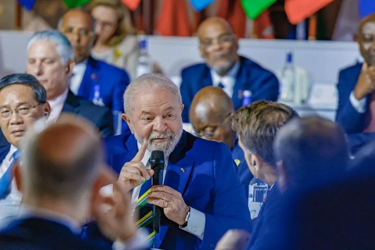 Na França, Lula volta a defender criação de moeda comum para comércio