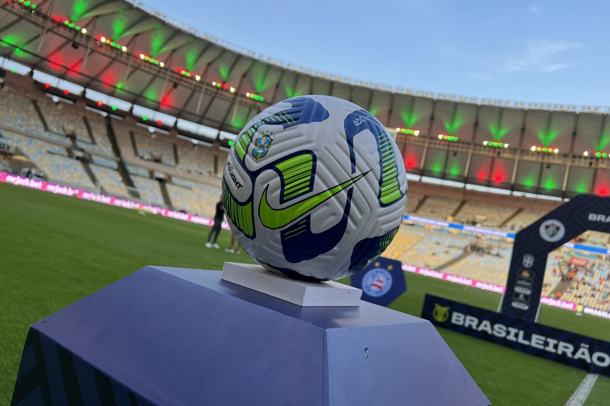 Com homem a mais, Bahia leva virada do Fluminense no Maracanã