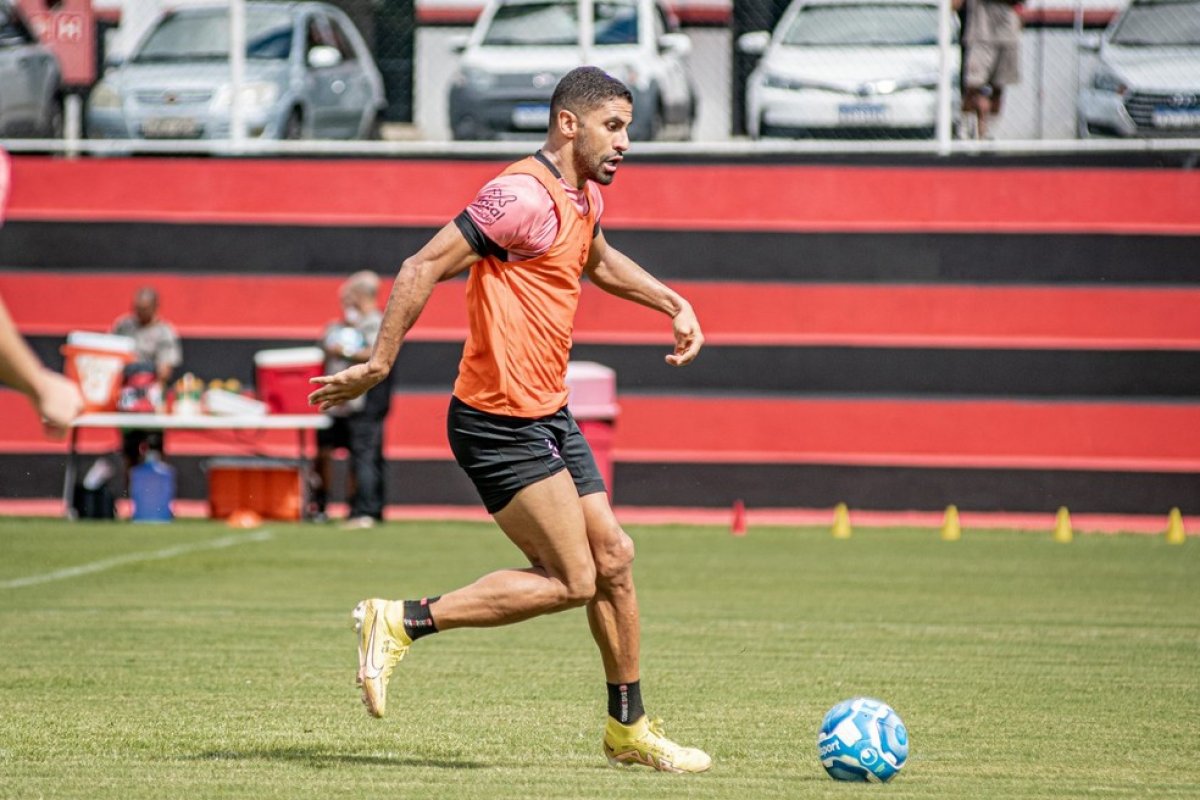 Vitória visita o Guarani neste domingo (25), de olho na liderança