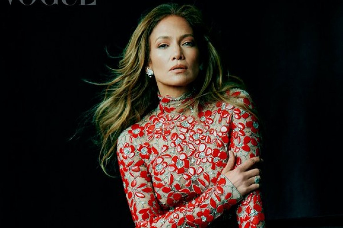 Jennifer Lopez estampa a capa da ‘Vogue México’!