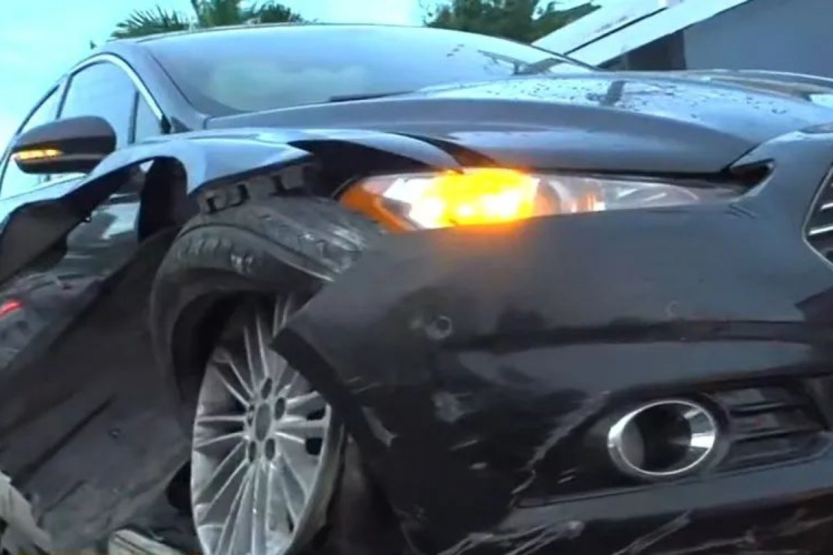 Acidente em Salvador: Carro perde controle e colide com grade de proteção