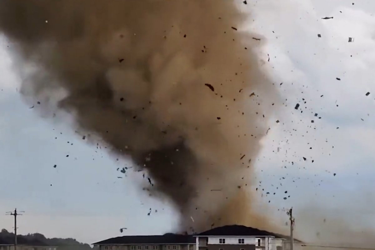 Tornado destrói centenas de casas e deixa um morto nos EUA