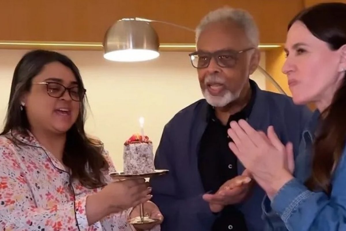 Gilberto Gil completa 81 anos e ganha bolo de Preta e Flora