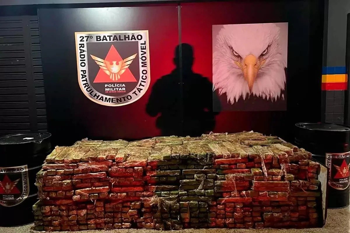 Caminhão com barras de maconha tomba em frente a batalhão da PM em MG