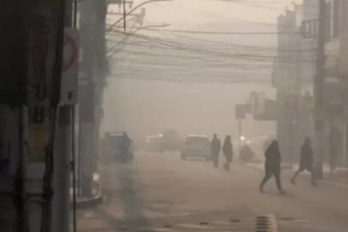 Incêndio em aterro sanitário cobre Teresópolis de fumaça